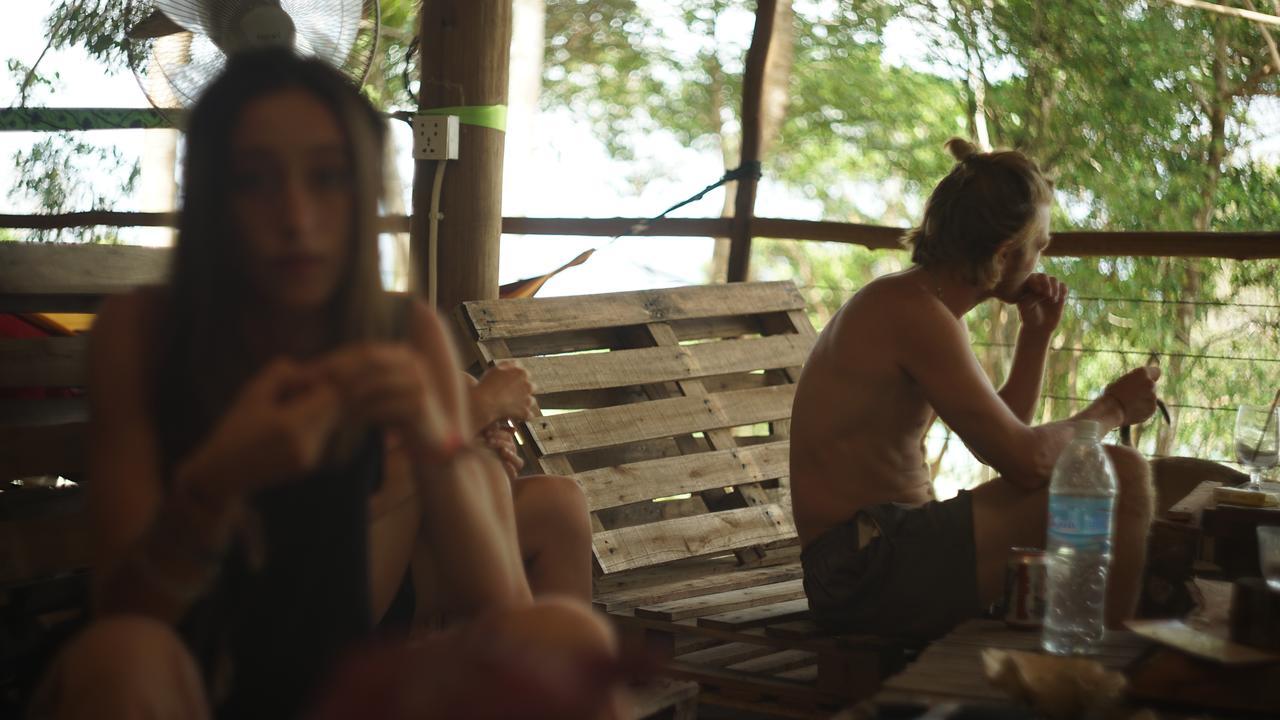 Driftwood Hostel And Bungalows Đảo Koh Rong Samloem Ngoại thất bức ảnh