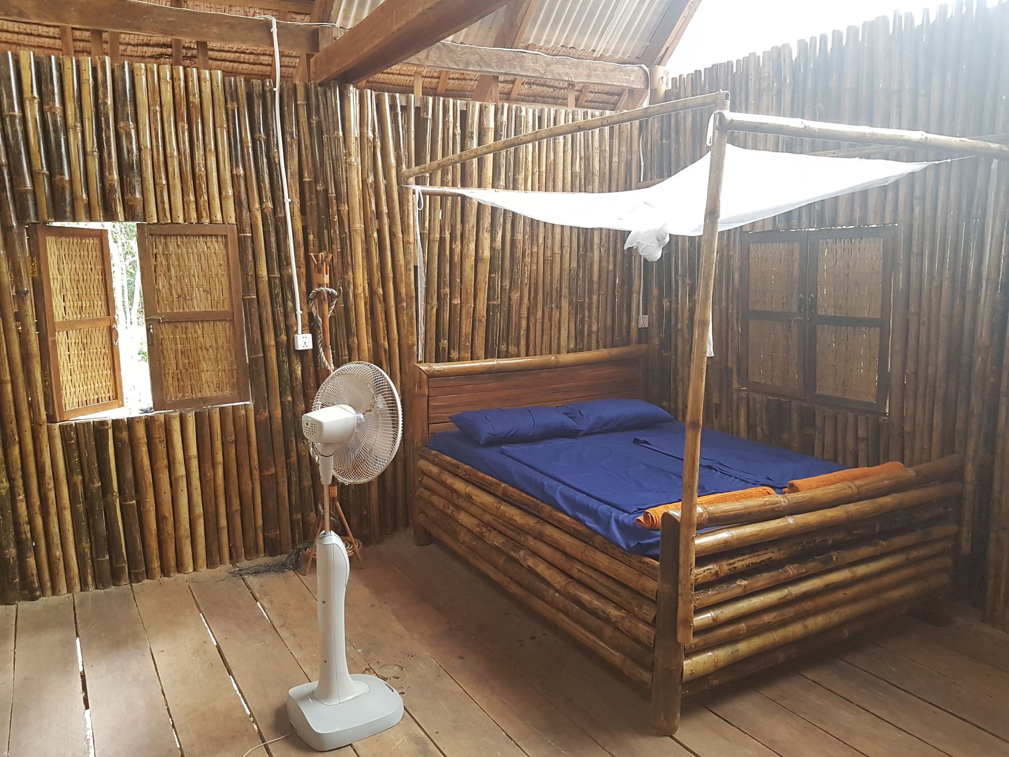 Driftwood Hostel And Bungalows Đảo Koh Rong Samloem Ngoại thất bức ảnh